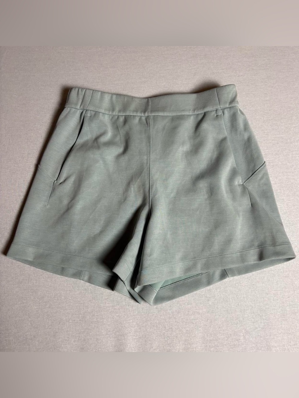Lululemon Softstreme Relaxed Short 4" Silver Blue Size 6 W7BXLS